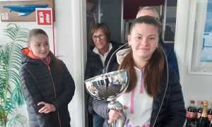 Camilla Poli con il Trofeo della Combinata sci vela