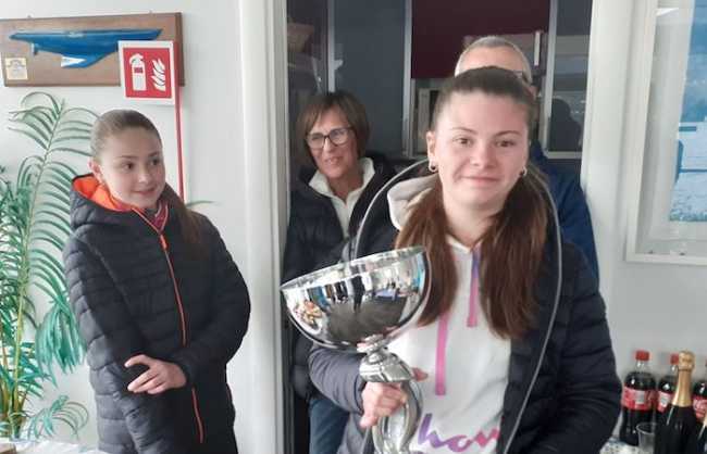 Camilla Poli con il Trofeo della Combinata sci vela