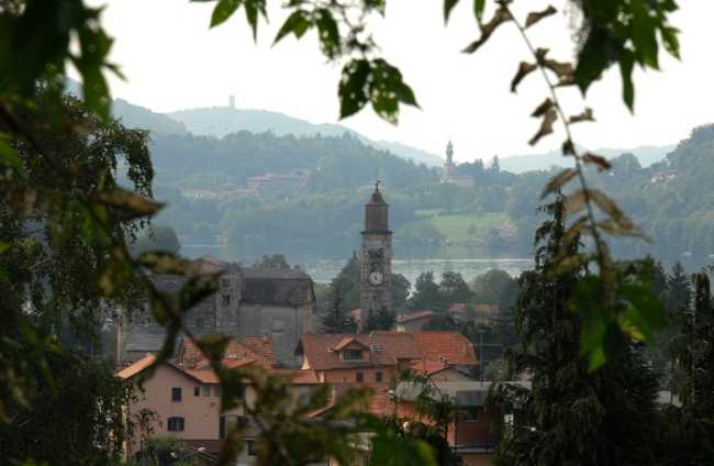 Pettenasco campanile fronde