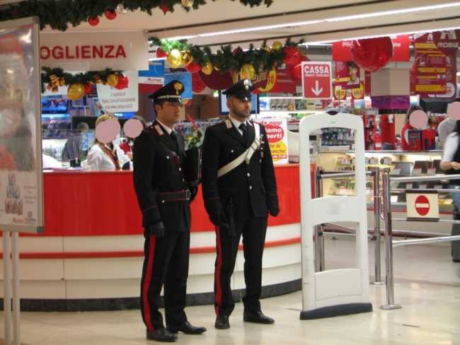 carabinieri supermercato generico