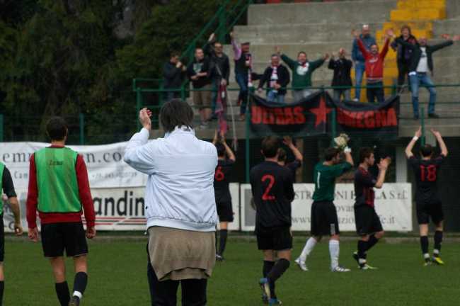 omegna calcio tifosi applausi