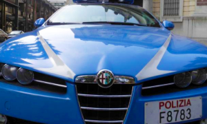 polizia auto cofano