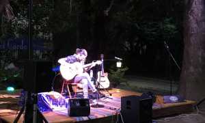 simone alfonsi durante esibizione