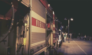 vigili fuoco notte camion passeggiata