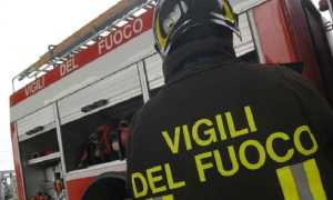 vigili fuoco spalle autobotte