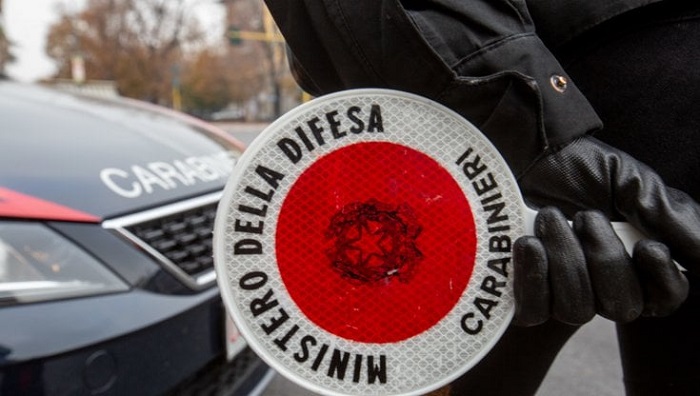 Cacciato di casa si accampa nell'androne del condominio