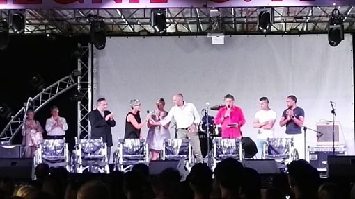 cantante solidarieta