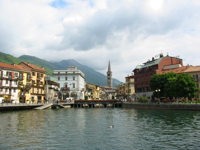 Mercatino da Forte dei Marmi domenica sul lungo lago di Omegna
