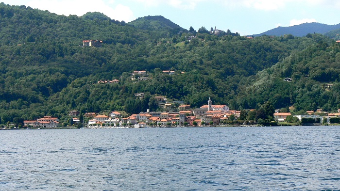 Processione e  falò sul lago danno il via alla festa della Madonna del Rosario. Foto