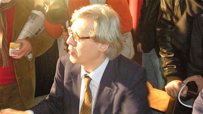 Con Sgarbi Omegna apre la stagione teatrale