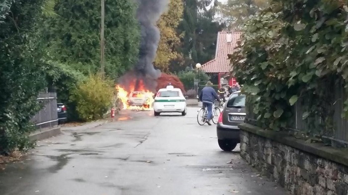 Auto in fiamme a Pettenasco