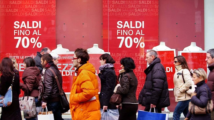 Aria di saldi di fine stagione nel capoluogo cusiano
