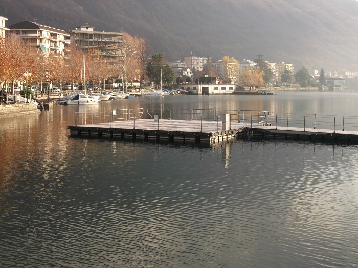 La zattera resta nel Golfo di Omegna. Per ora...