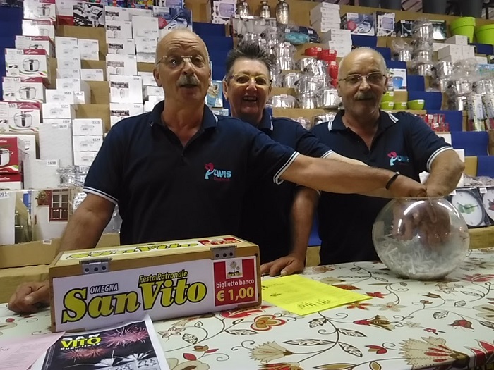 I volontari del banco di beneficenza di San Vito: motore della festa e della comunità. Foto