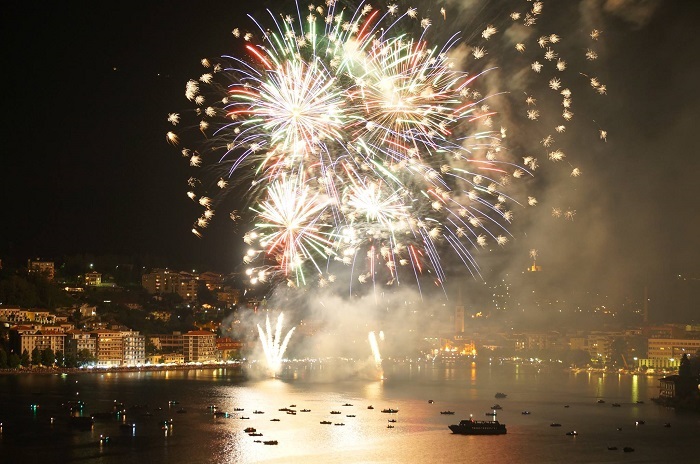 San Vito prosegue con fuochi d’artificio e ancora tanta musica. Lunedì consegna del Francobollo d’Oro