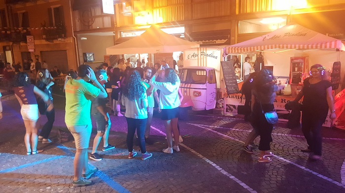 Ancora “silent disco”: continua il programma di piazza Mameli. Fotogallery