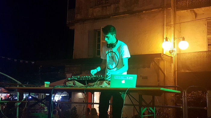 Dj Dnp sul palco di “San Vito Giovani”: piazza Mameli sempre in musica. Foto