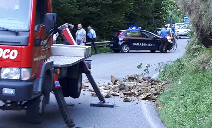 Arola: caduta massi sulla strada provinciale