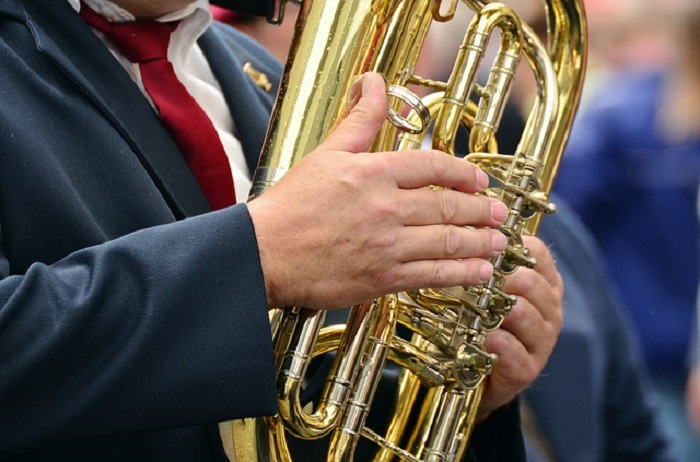 Concerto di fiati e percussioni con gli studenti del liceo musicale nel cortile della scuola